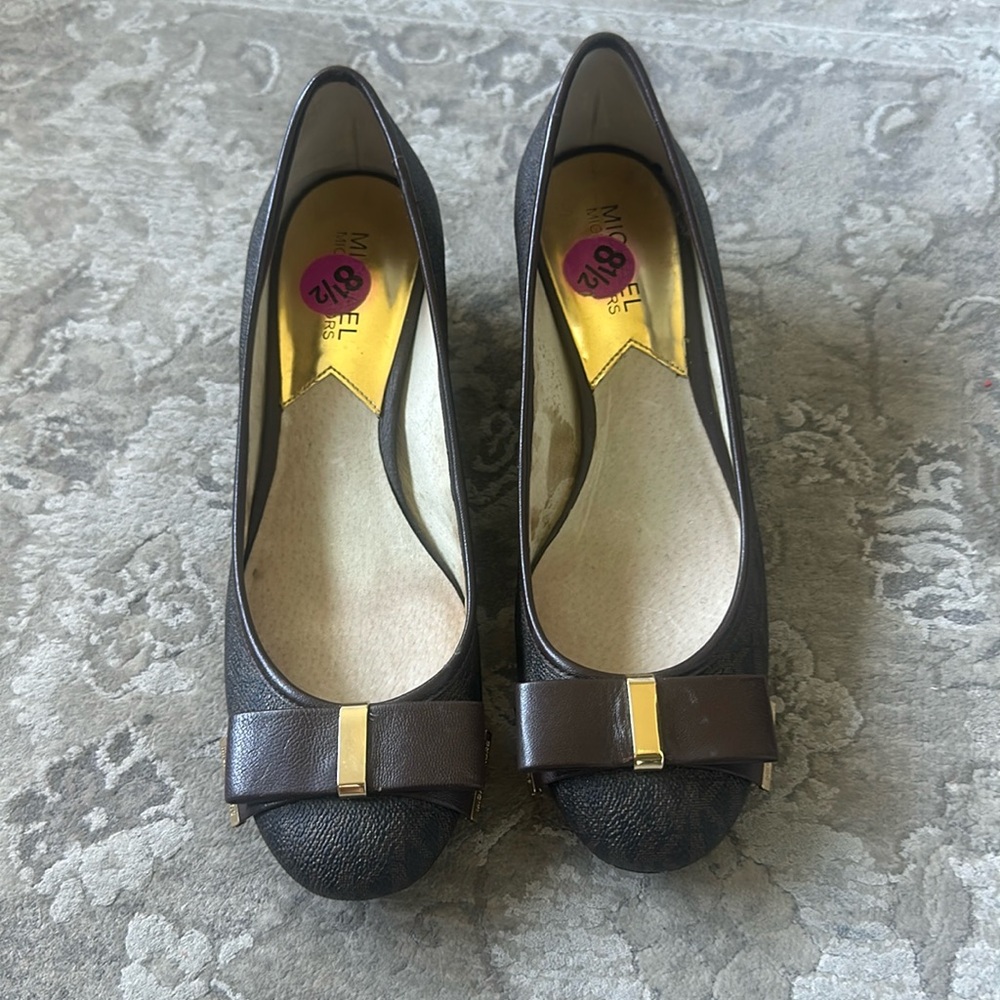Micheal Kors shoe 2” heel brown shoes🌹